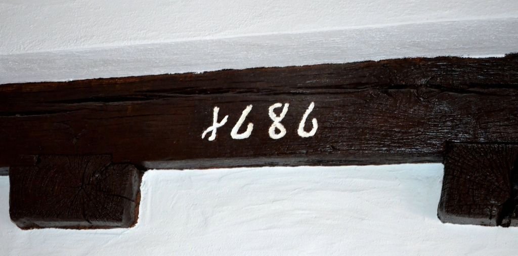 Historischer Deckenbalken mit Jahreszahl 1686
