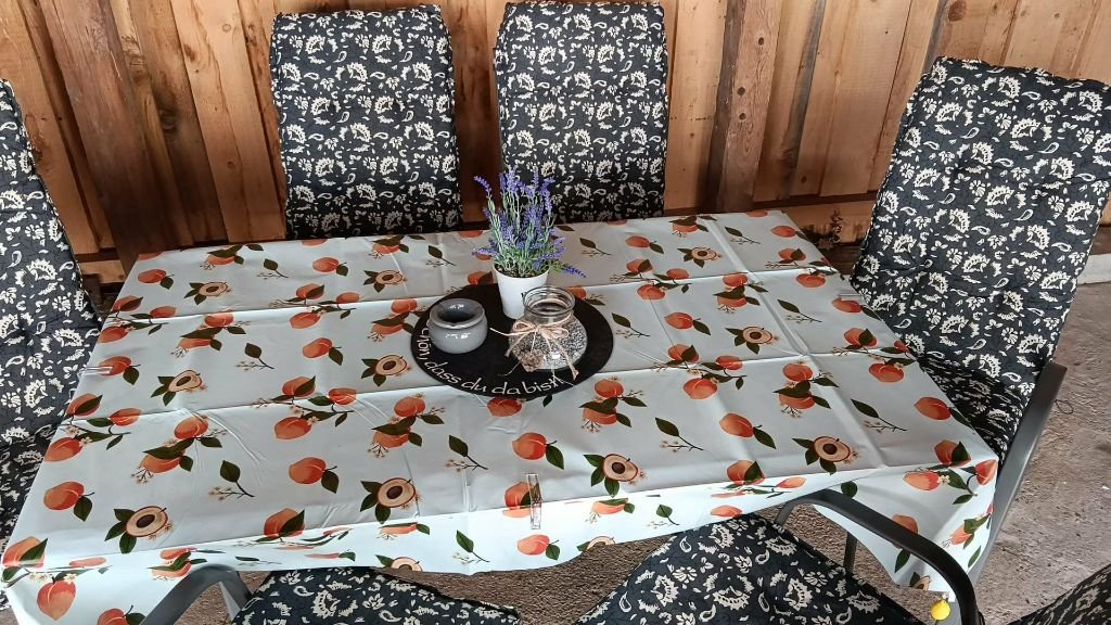 Sitzgruppe im Hof – Nahaufnahme Tischdeko