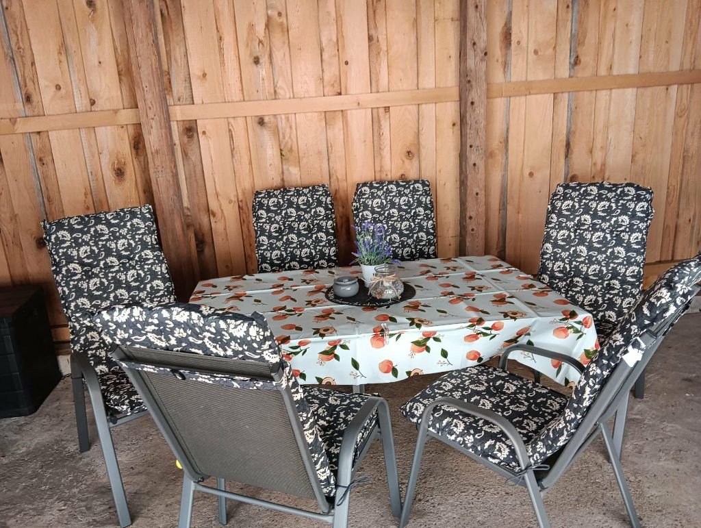 Sitzgruppe im Hof – Tisch mit sechs Stühlen