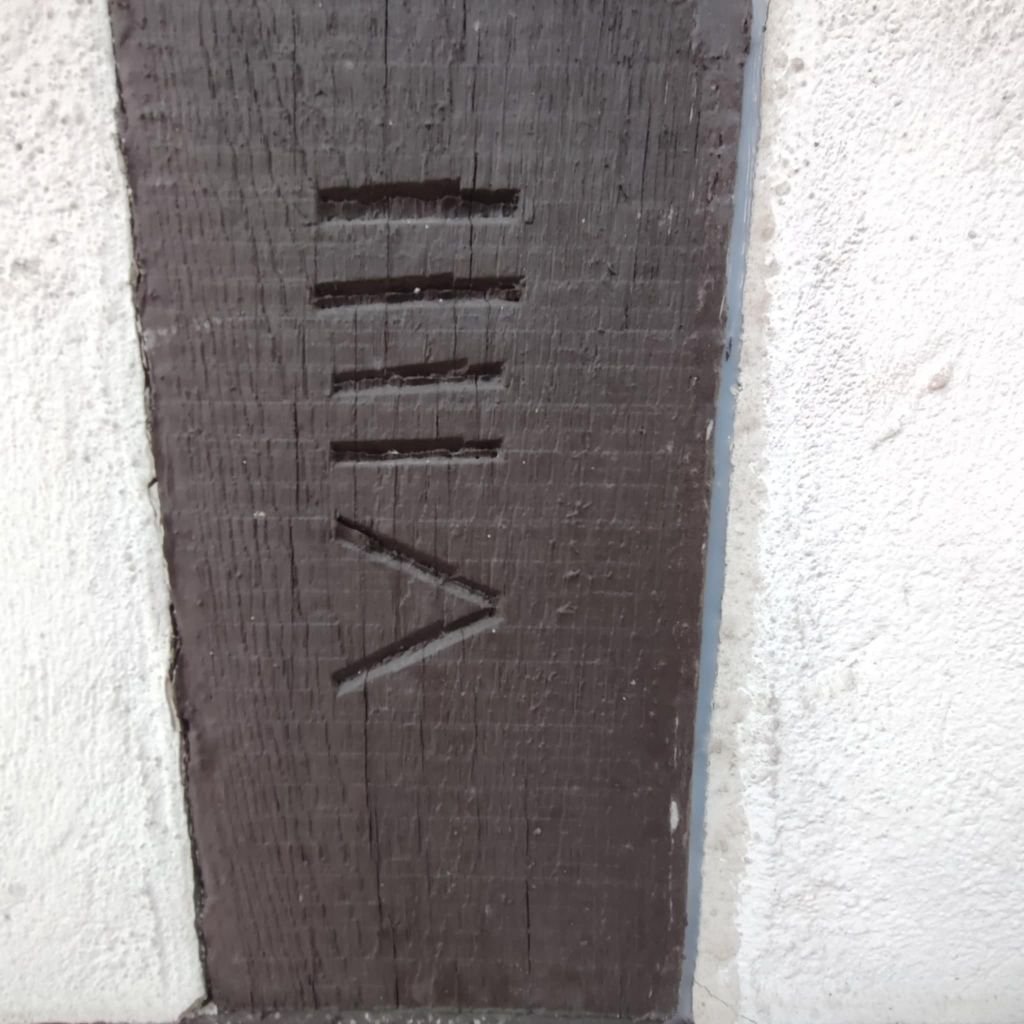 In Holz eingeritzte römische Ziffern im Fachwerkbalken