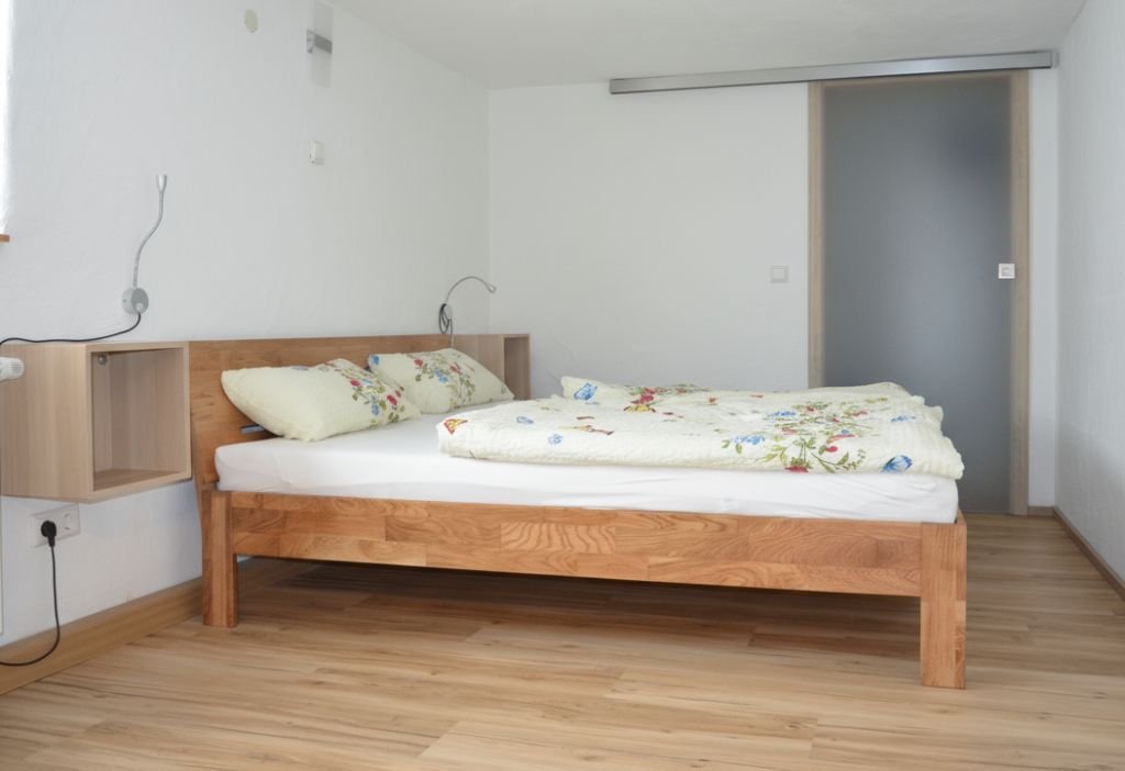 Zimmer 2 – Doppelbett im Zimmer Buche