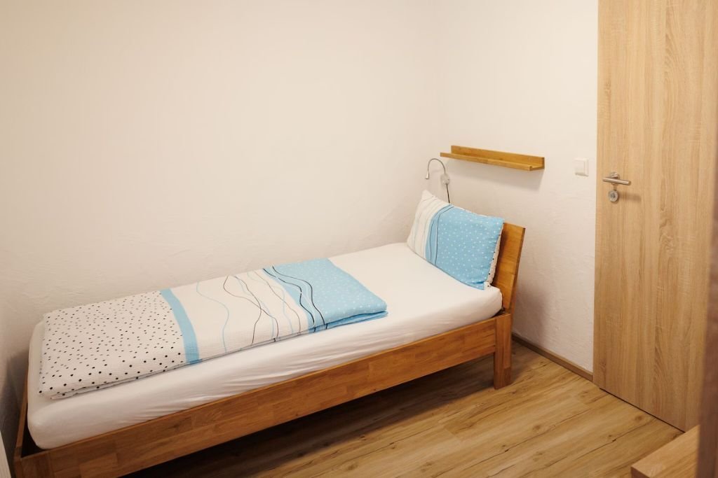 Zimmer 5 – Bett